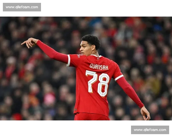 宽萨捧起欧青赛冠军奖杯！红军生涯完美谢幕